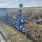 ULTIMA ORĂ – Autoutilitară cu butelii răsturnată în afara părții carosabile, pe DJ 711. Șoferul a decedat