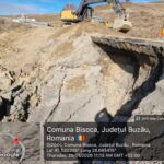 Tuburi de beton din albia râului Bîsca Chiojdu, deplasate. Alunecări de teren la Vintilă Vodă, Blăjani, Calvini și Bisoca