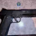 Arme neletale, muniție și articole pirotehnice deținute ilegal, confiscate de polițiști