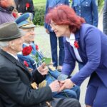 Gest impresionant al prefectului Liliana Sbîrnea. Înainte de a părăsi Prefectura Buzău, a oferit flori veteranilor de război