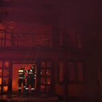 Incendiu la Slobozia Bradului. O casă cu etaj și două autoturisme au fost mistuite de flăcări