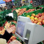 Controale ale polițiștilor în zona piețelor și centrelor comerciale din Buzău