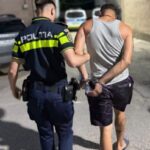 Tânăr de 22 ani reținut pe motiv că ar fi amenințat cu un cuțit mai multe persoane
