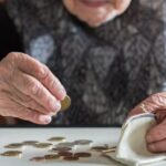 Praf în ochi pentru cei mai săraci români: Guvernul se laudă cu majorări VMI de câțiva lei, complet inutile în fața scumpirilor