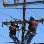Accident grav de muncă în Panciu! Doi muncitori s-au electrocutat pe un stâlp de electricitate și au ajuns la spital