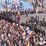 HAOS ȘI JANDARMERIE LA GUVERN | Fermierii au fost gazați în timp ce încercau să intre peste Ilie Bolojan: „Să iasă să stea de vorbă cu poporul că ne-ați nenorocit!”